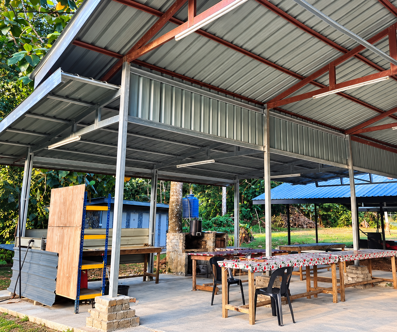 Ruang dapur dan meja untuk penyediaan makanan